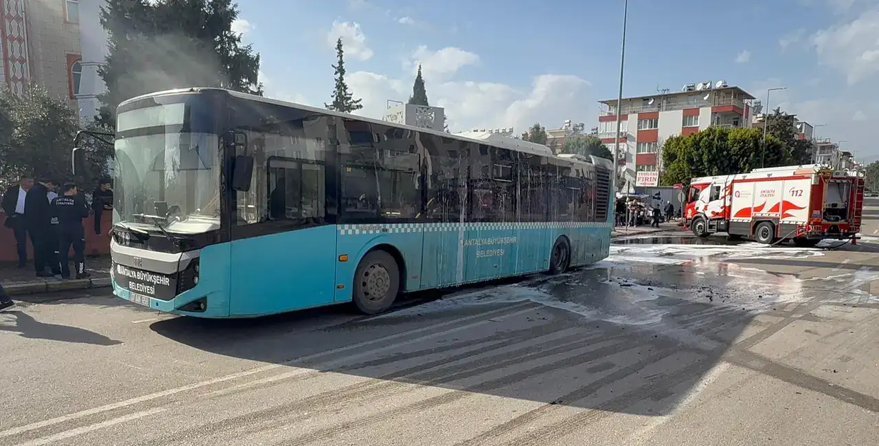 Antalya Gülveren'de Halk Otobüsü Alevlere Teslim Oldu 4